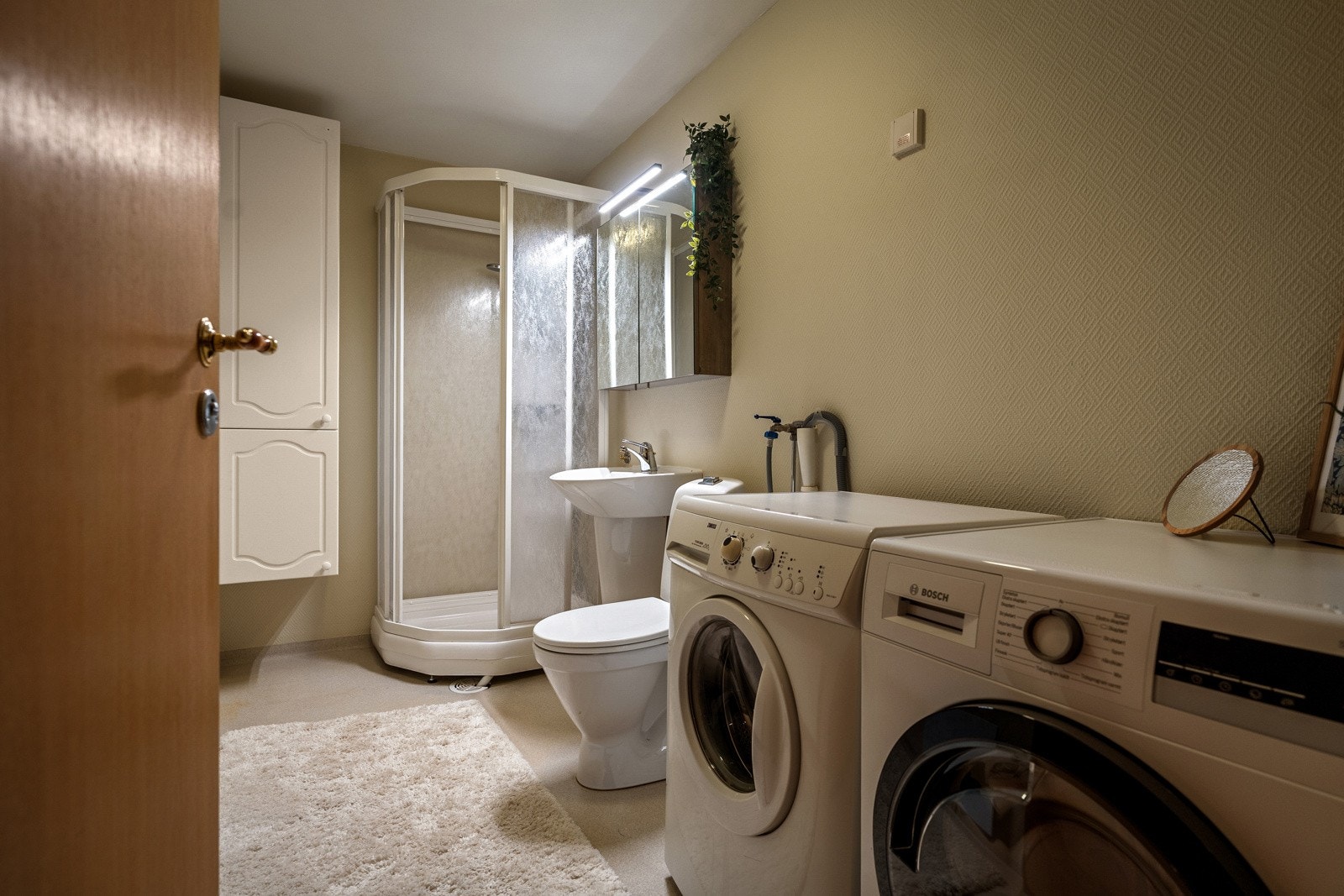 Bad med god plass for både vaskemaskin og tørketrommel.