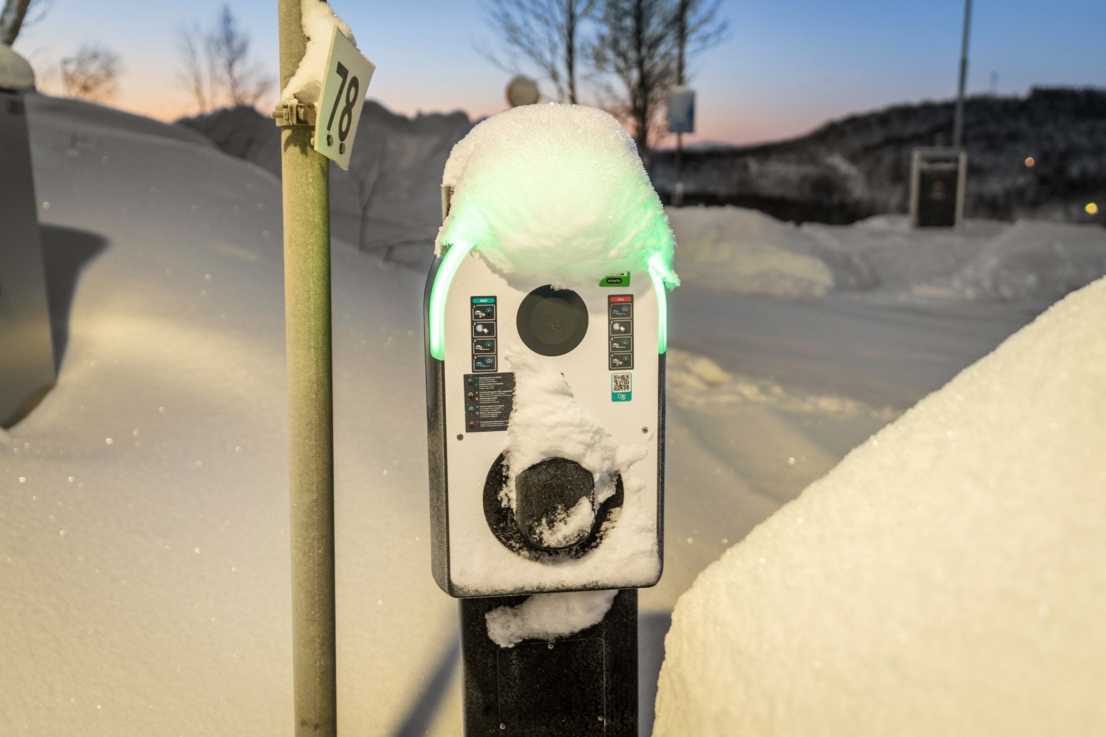 En fast parkeringsplass medfølger leiligheten, klargjort med elbillader.