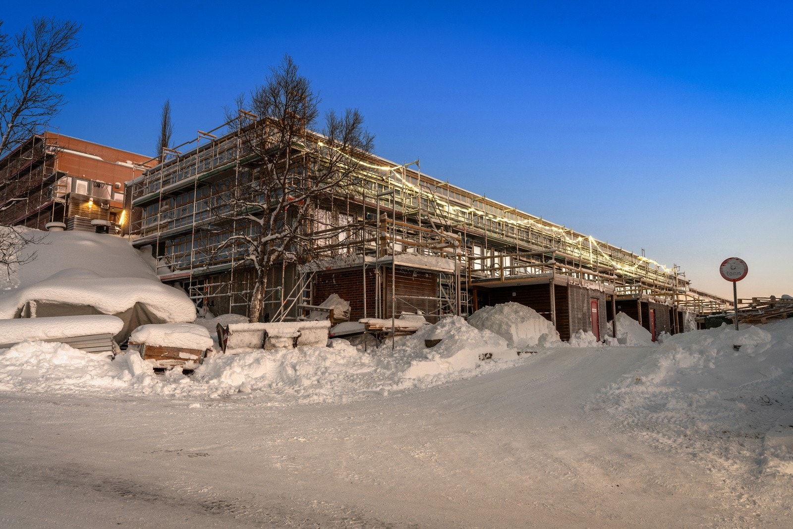 Leiligheten har en svært god intern beliggenhet på hjørnet. Fra leiligheten er det kun 5 minutters gange til stor dagligvare (Coop Extra). Kun et par minutters gange til busstopp med hyppige avganger!