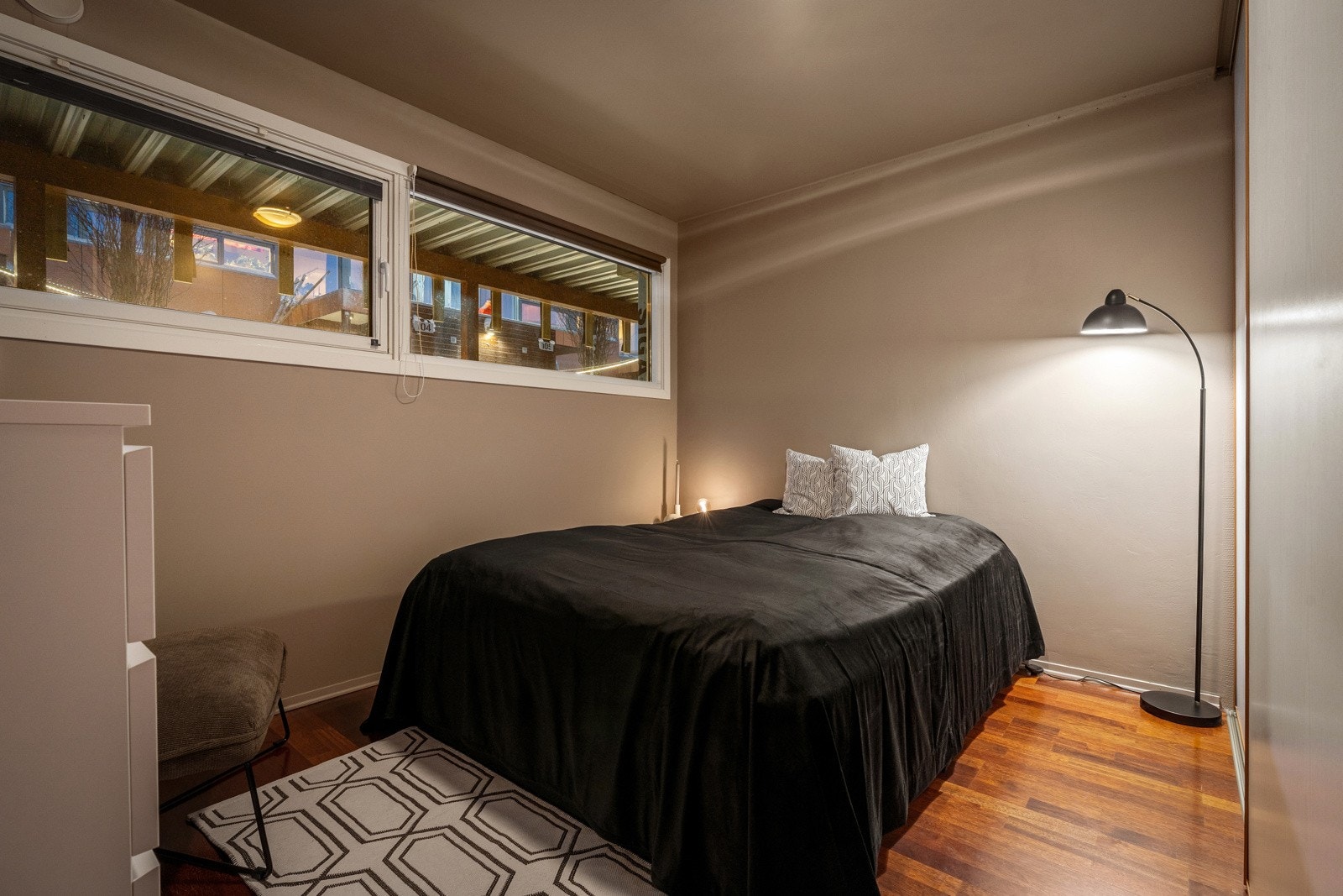 Soverommet er av god størrelse med plass for stor seng og tilhørende nattbord.