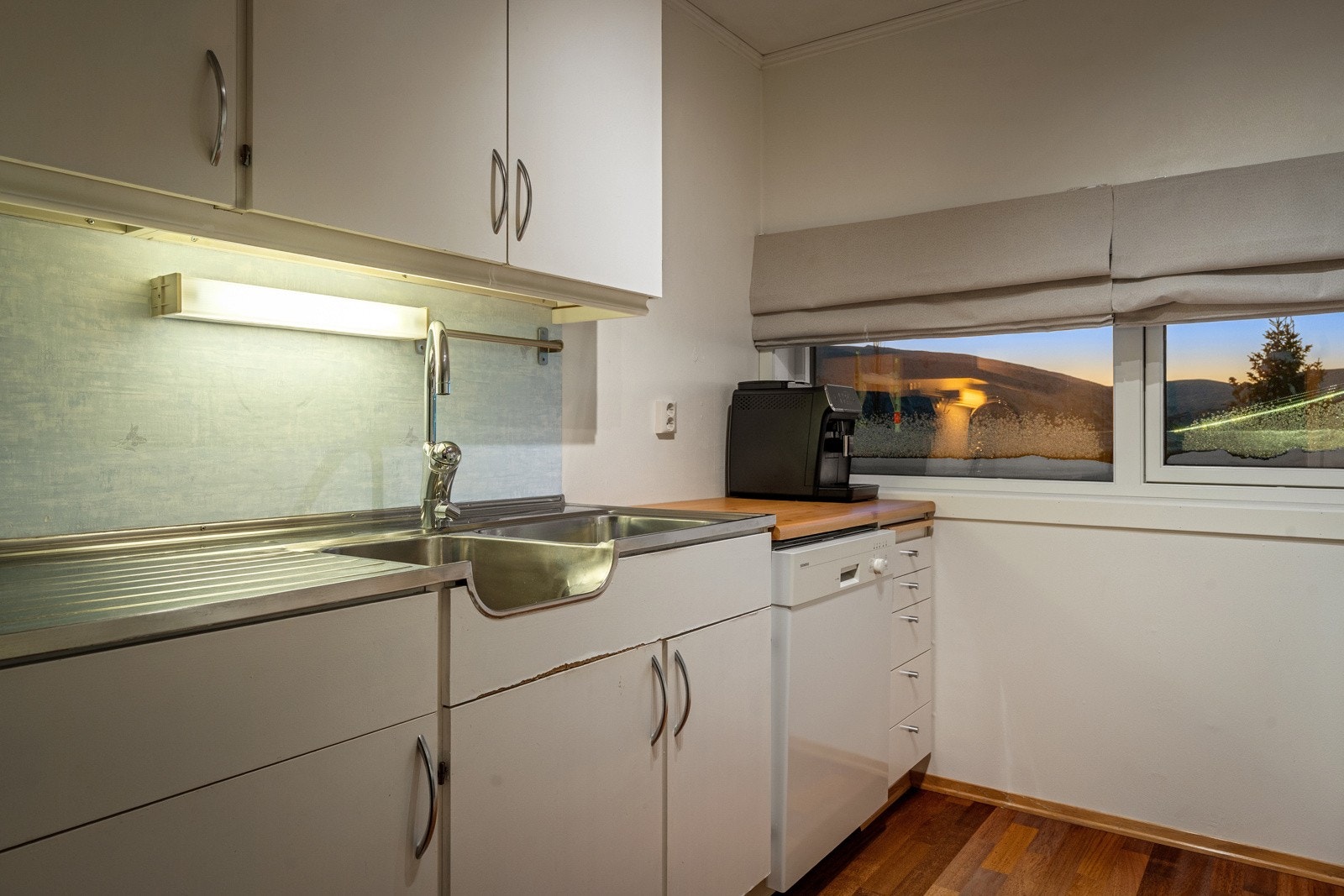 Godt med arbeidsplass på stor kjøkkenbenk!