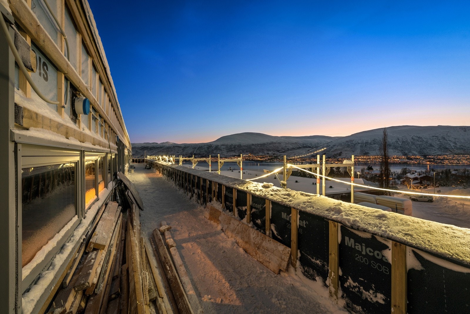 Fra stuen har du utgang til balkong med gode solforhold..