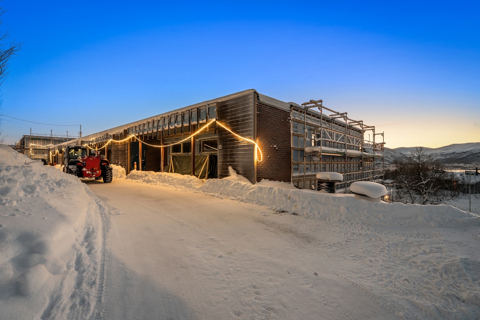 I området har du 
alt
 du trenger i det daglige som dagligvare, skole, barnehage, gode kollektivforbindelser, umiddelbar nærhet til flotte turområder m.m.