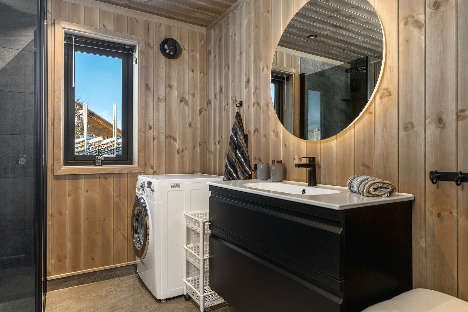 Bad med opplegg for vaskemaskin Galleribilde