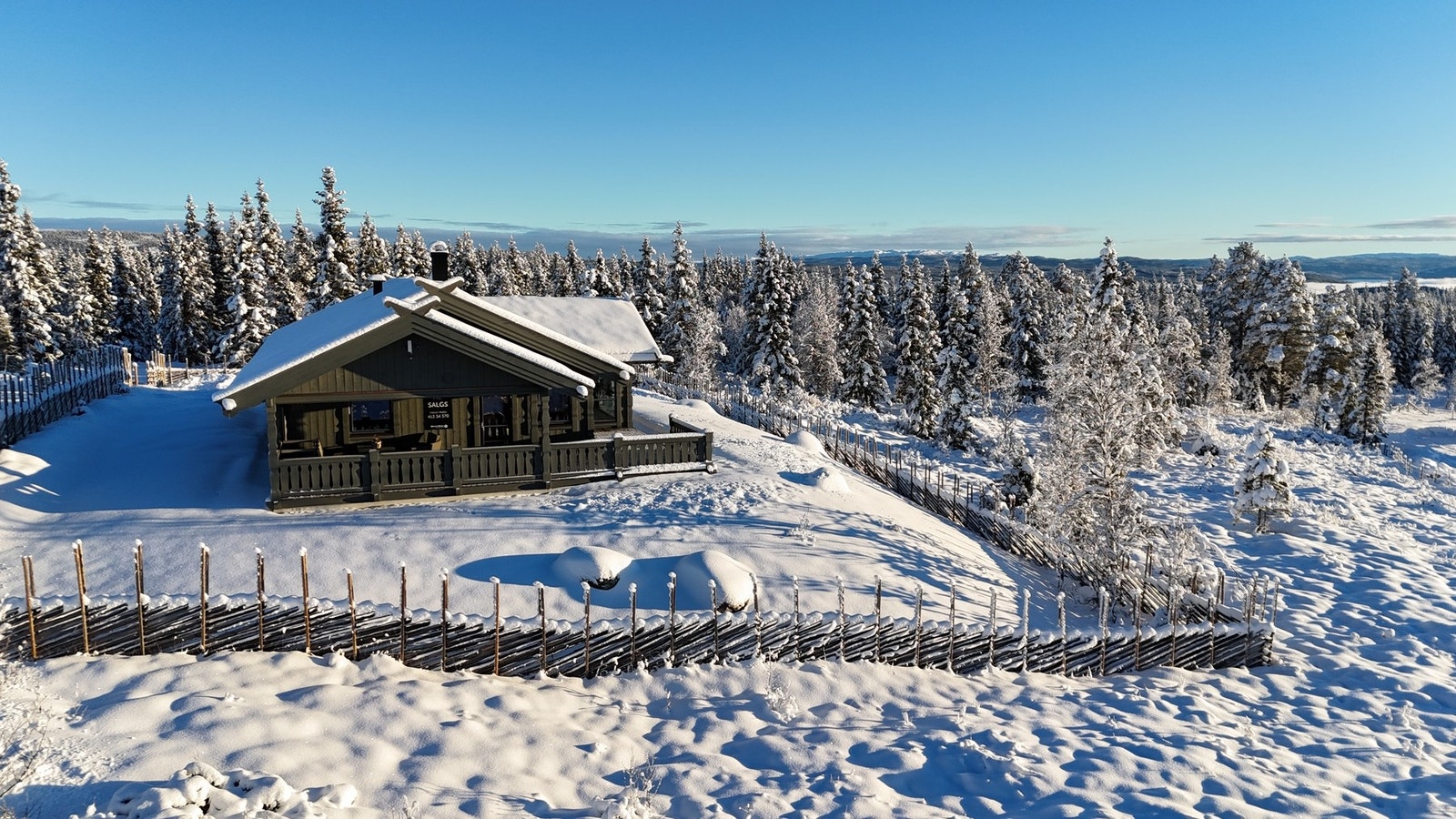 Hele tomten er gjerdet inn med skigard Galleribilde