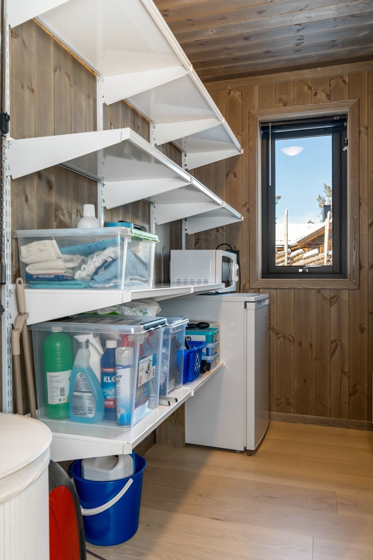 Innvendig bod med praktiske lagringshyller. Galleribilde