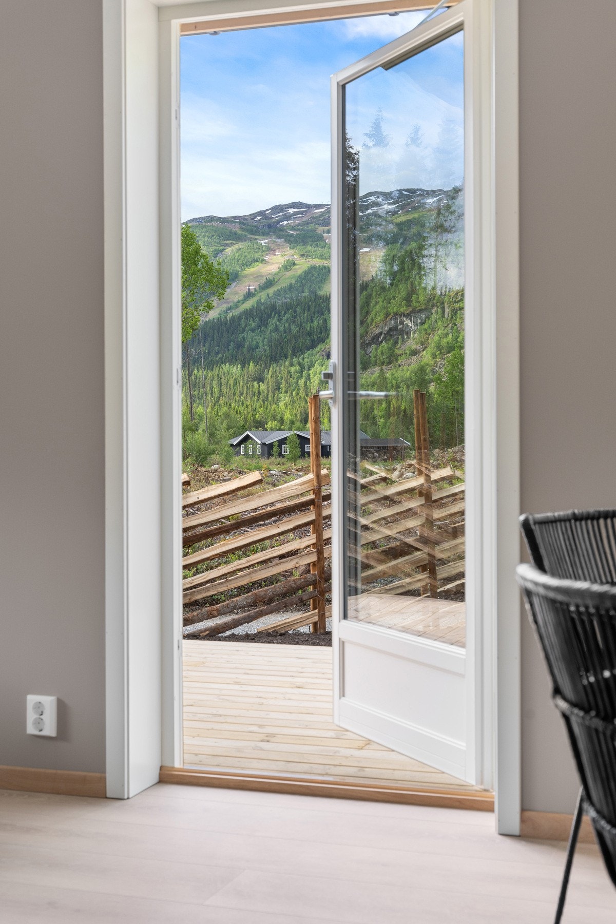 Dør ut til terrasse, og videre til terreng. Galleribilde