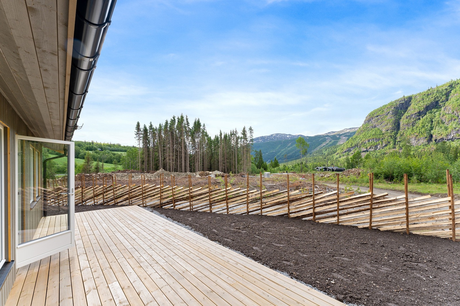 Velkommen til Øynevegen 35, og denne boligen presentert av EIE Fjellmegleren! Romslig terrasse og videre til terreng. Eiendommen er pent rammet inn av skigard. Galleribilde