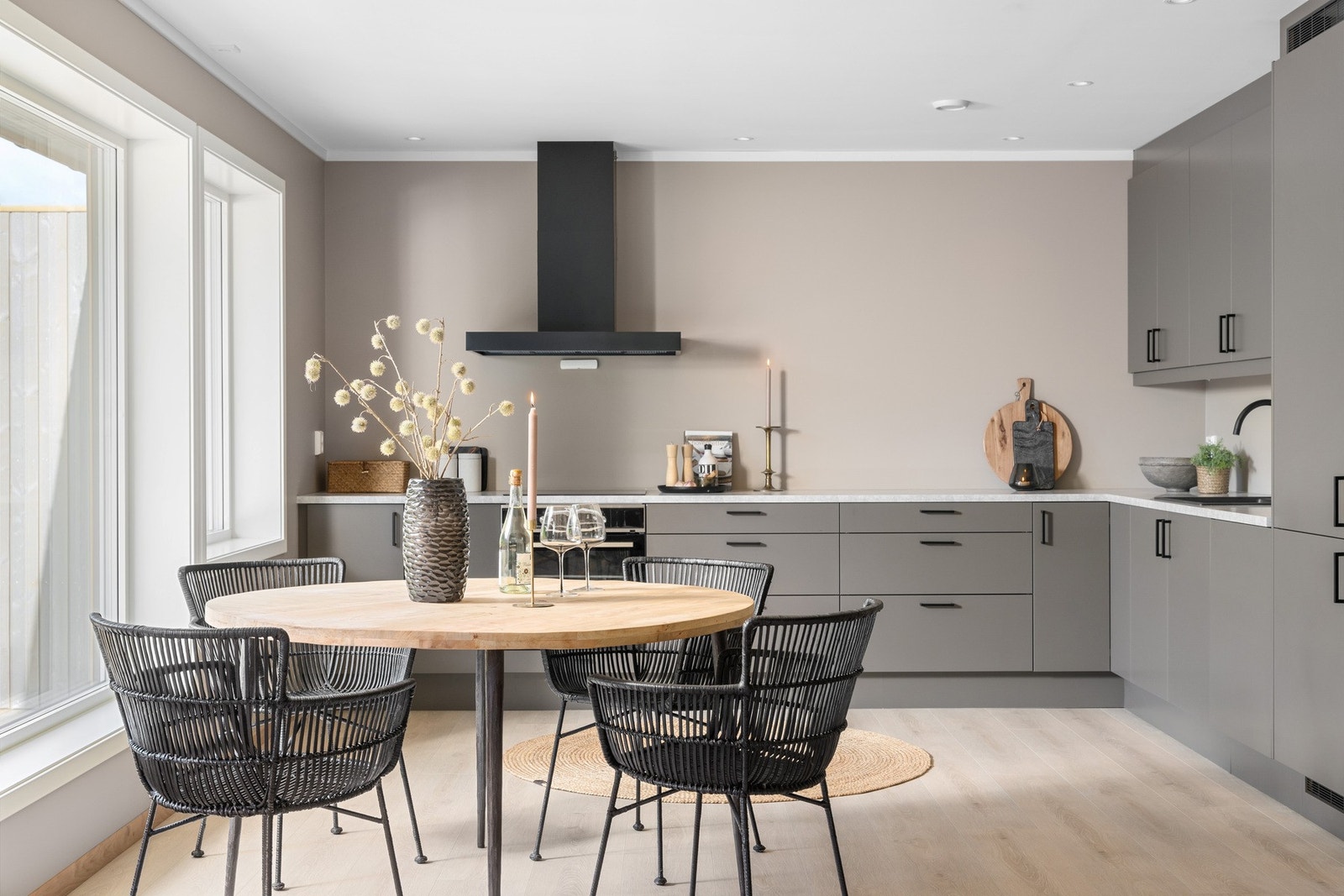 Integrerte hvitevarer som platetopp, komfyr, oppvaskmaskin og kjøl-/fryseskap. Galleribilde