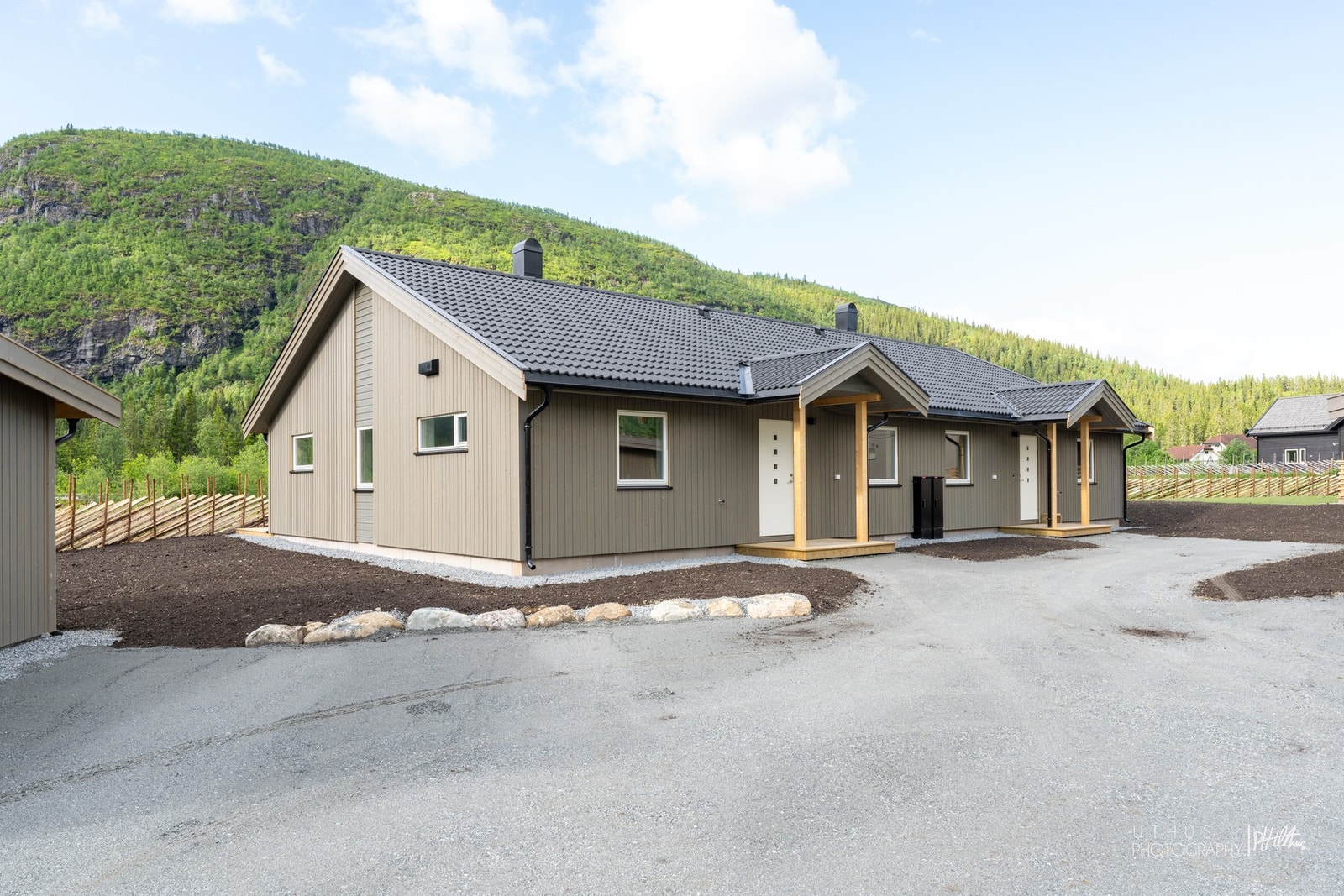 Eiendommen ligger svært fint til i populært og familievennlig boligområde på Tuv i en blindgate uten gjennomgangstrafikk. Galleribilde