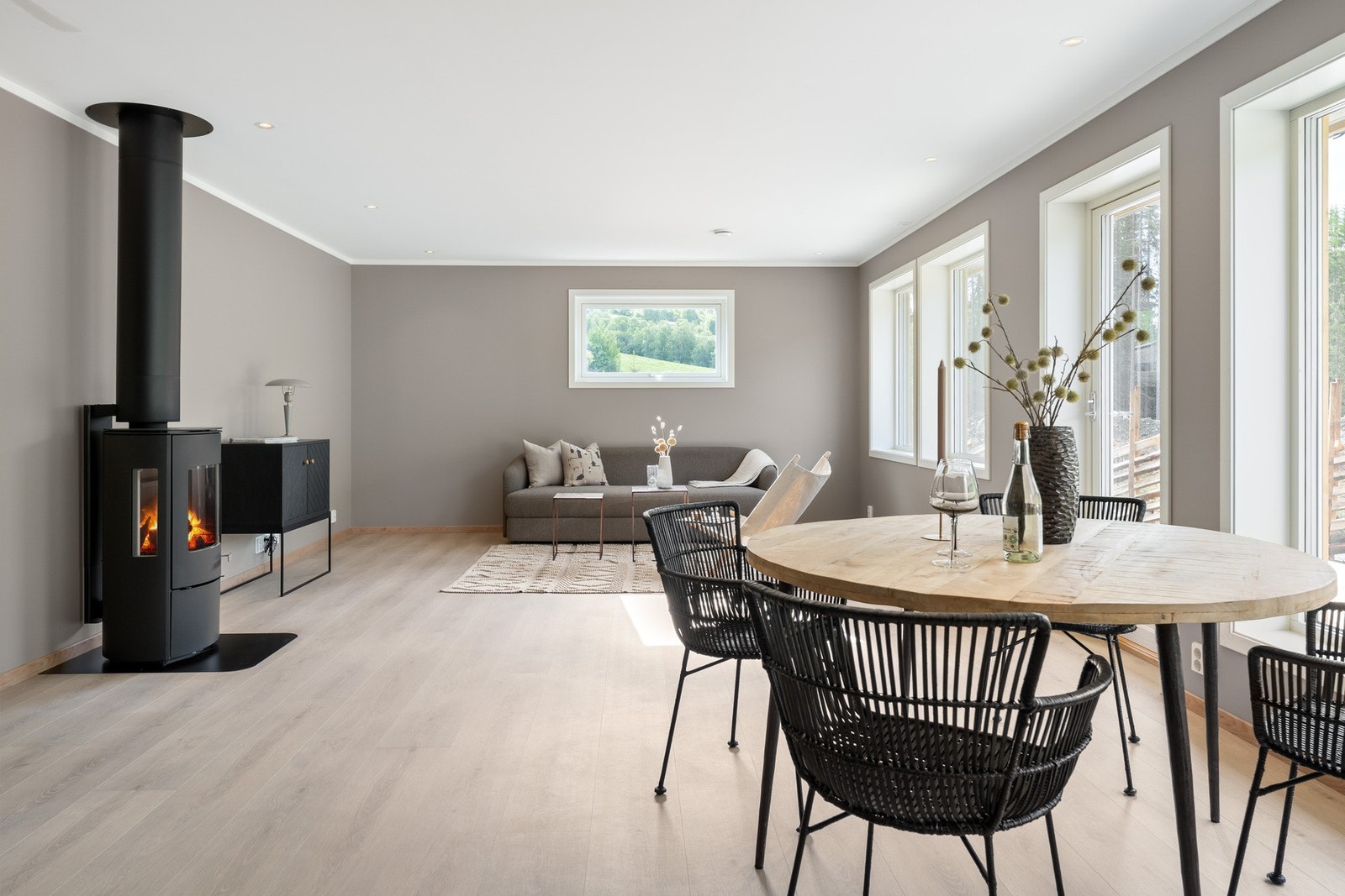 Flott stue med overflater malt i lune farger. Galleribilde