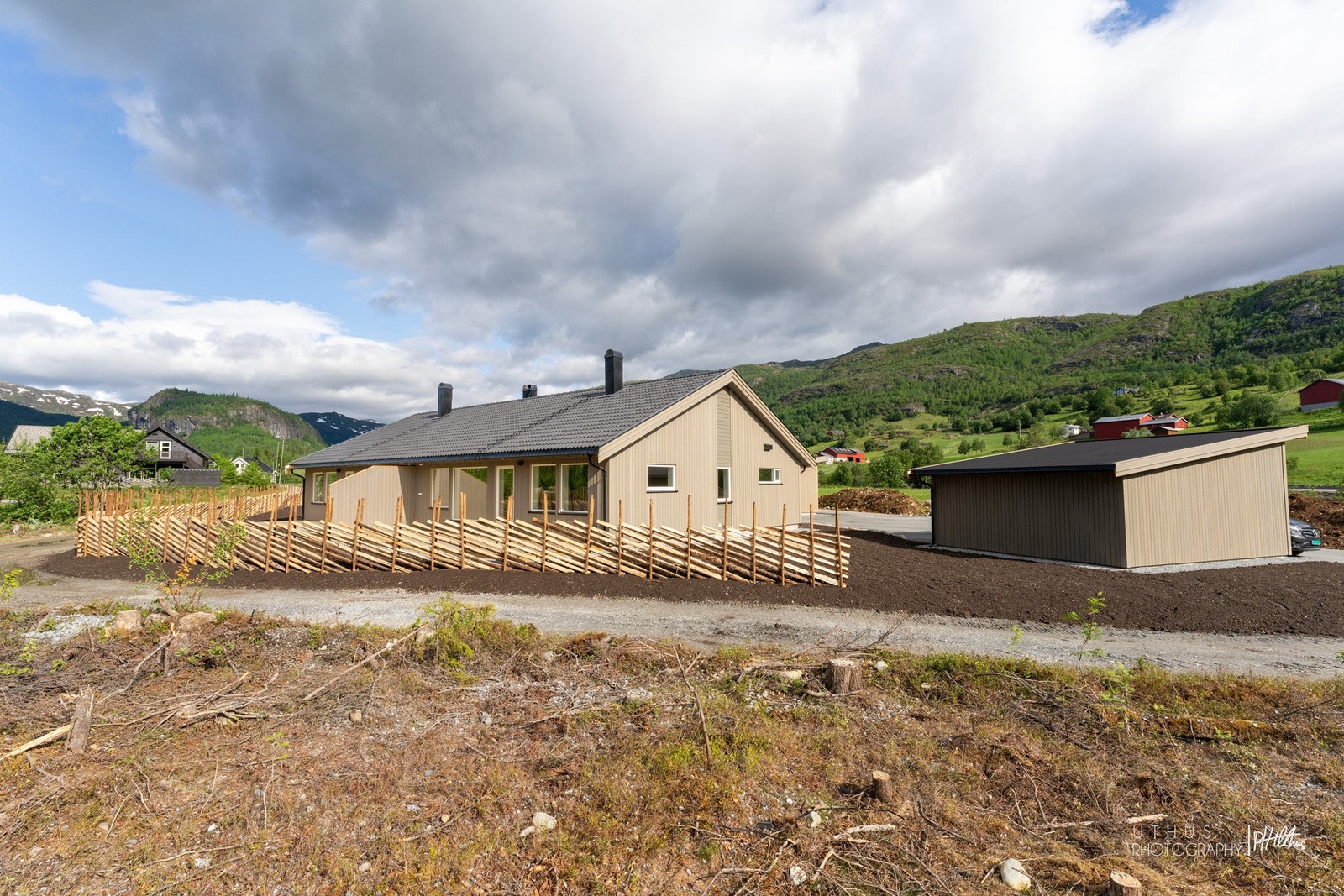 Boligbygg med to enheter. Leiligheten disponerer carport og bod i felles carport/bygning. Galleribilde