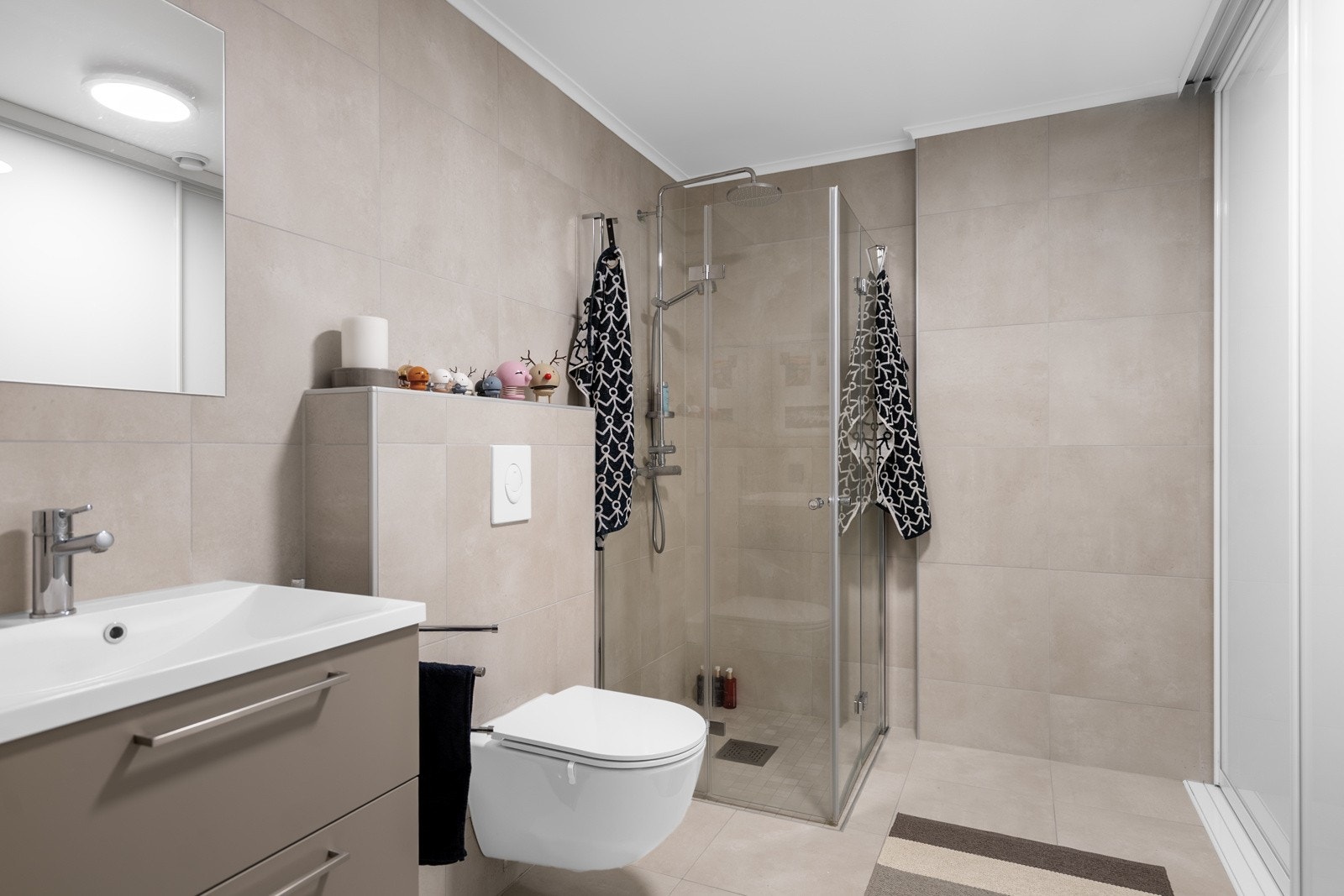 Praktisk innredet bad nr 2/ vaskerom med gode oppbevaringsmuligheter bak skyvedører m/ opplegg for vaskemaskin/tørketrommel Galleribilde