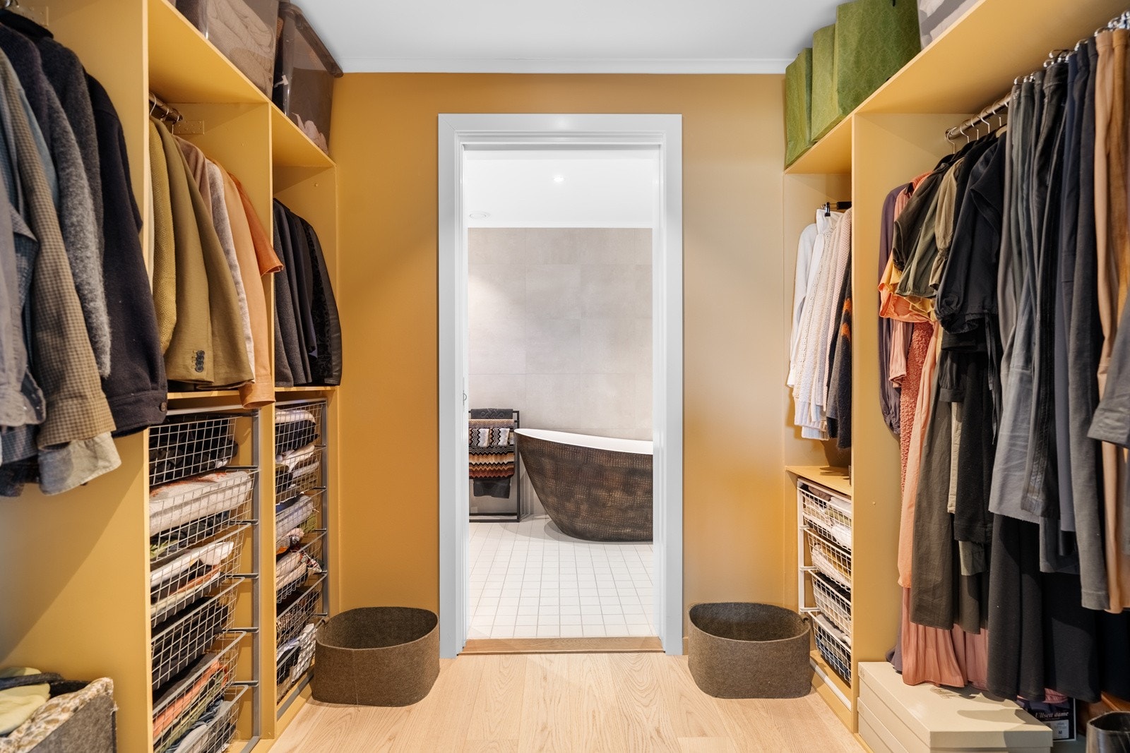 Privat og komfortabel sone med walkin' garderoberom mellom soverom og privat bad Galleribilde