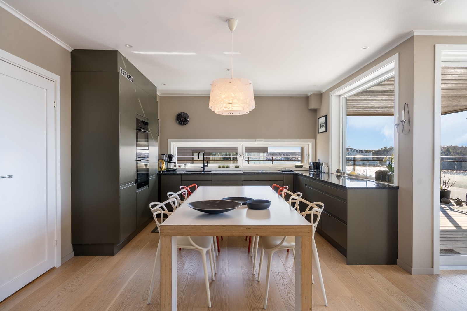 Lekker kjøkkeninnredning med steinbenkeplate, integrert oppvaskmaskin, to stekeovner samt kjøleskap med frysedel. Galleribilde