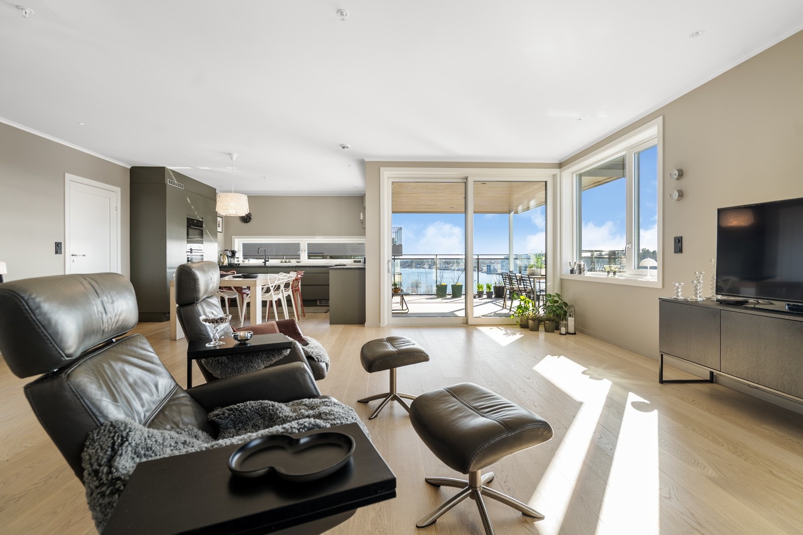 Lys og luftig stue med sjenerøse vindusflater Galleribilde