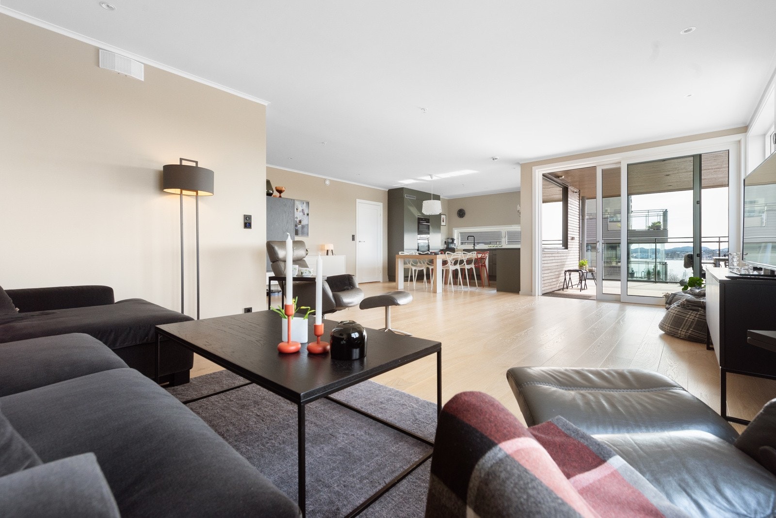 Meget romslig stue med flere gode alternativer for videre innredening Galleribilde