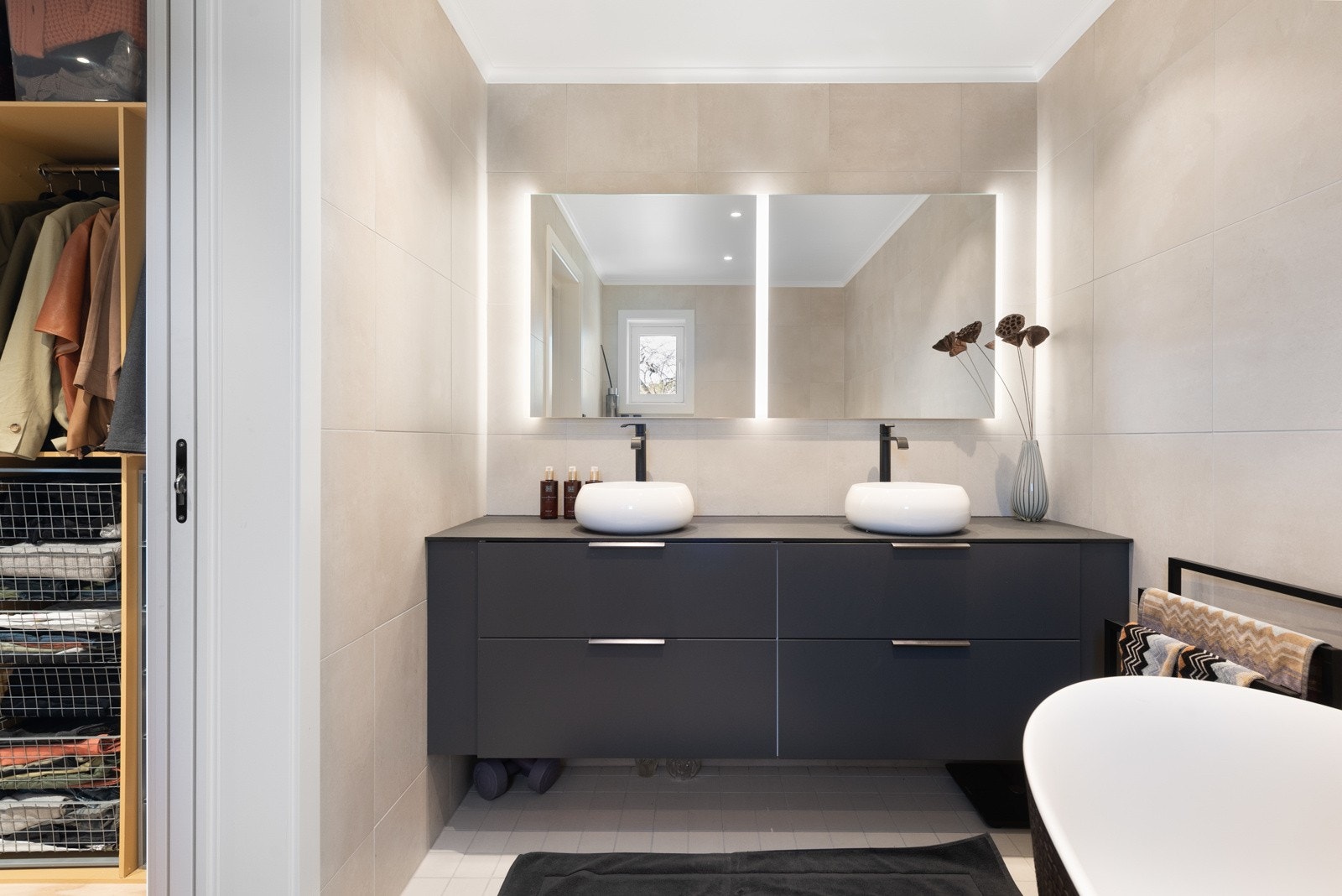 Lekkert bad med dobbel servant og speil med lys Galleribilde