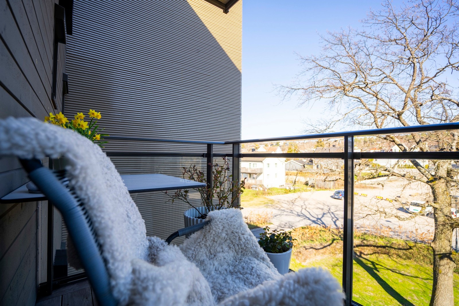 Morgensolen kan nytes i kombinasjon med flott utsikt fra balkongen tilknyttet hovedsoverommet Galleribilde