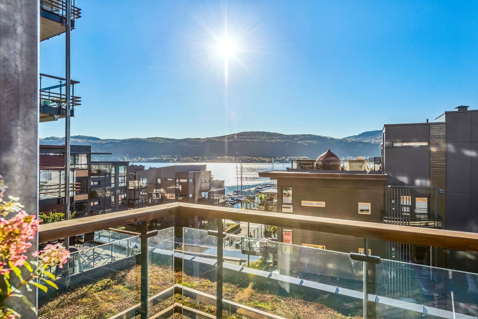 Nydelig utsikt utover fjorden og områdene rundt. Galleribilde