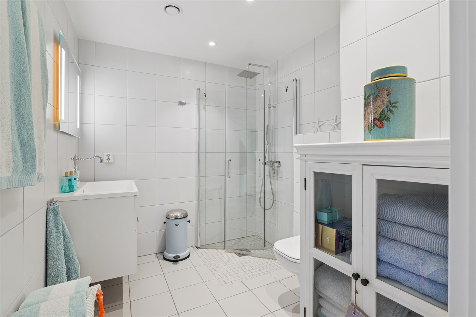 Badet er moderne og funksjonelt, med fliser på vegger og gulv, som gir et stilrent og elegant uttrykk. Galleribilde