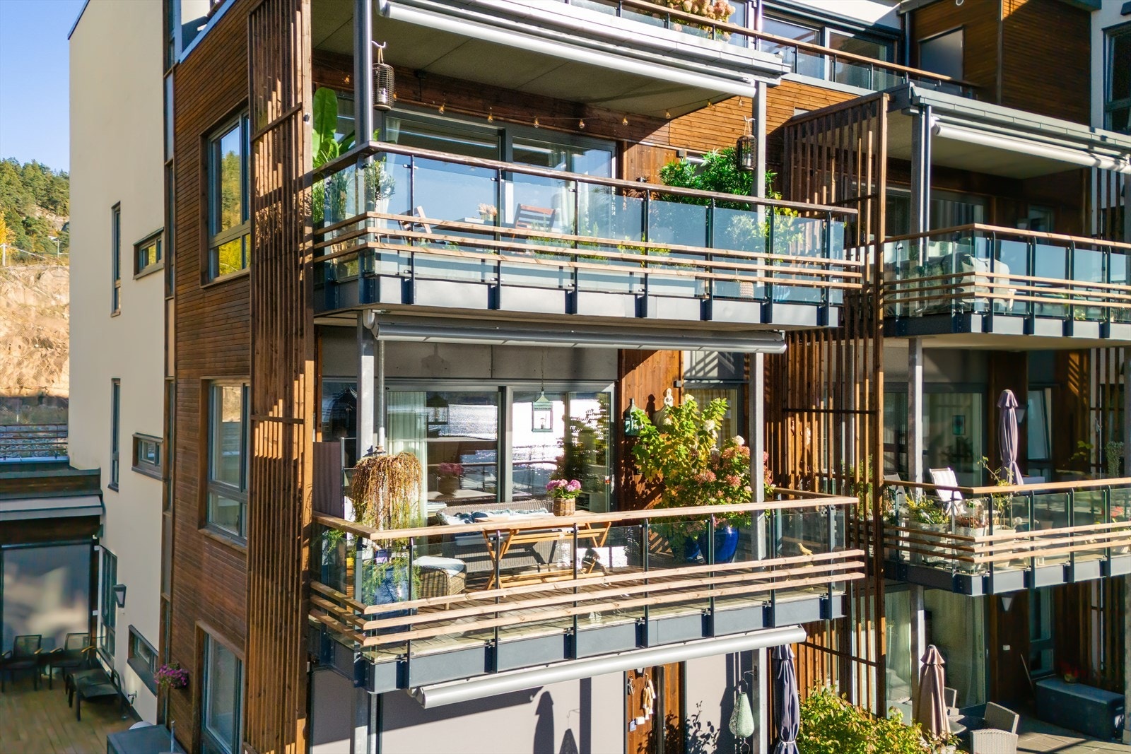 Leiligheten ligger pent til i byggets 4. etasje med egen inngang, veranda, heis, garasje og egen båtplass. Galleribilde