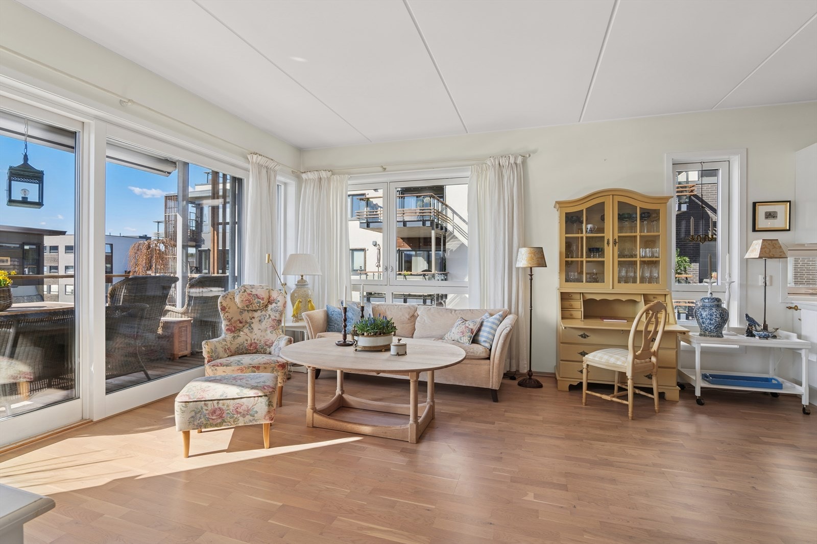 Stuen er romslig med god plass til flere møbleringer. Galleribilde