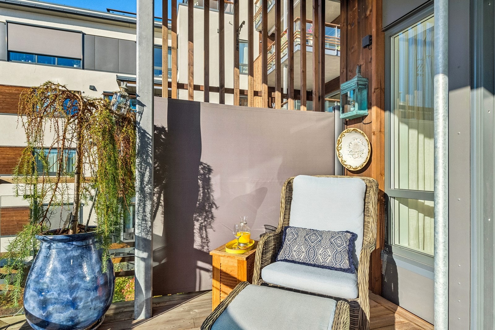 Her kan man hygge seg med en kopp kaffe og nyte solen. Galleribilde