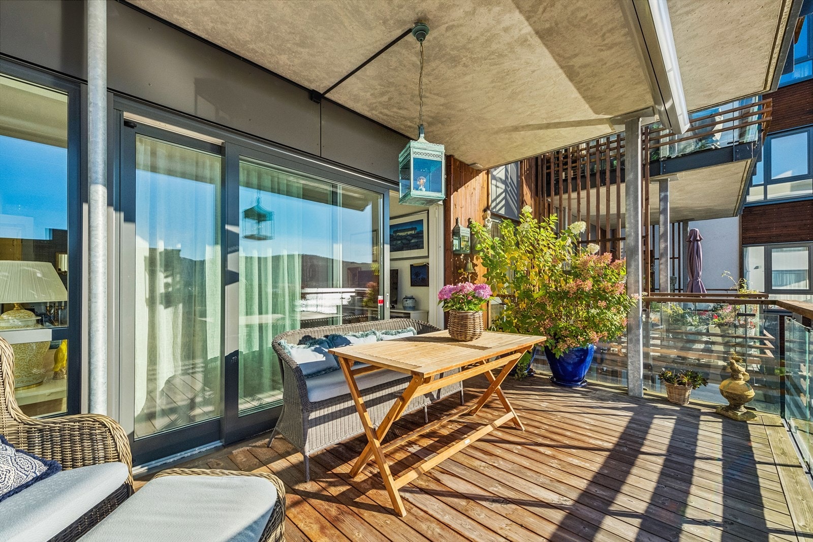 Overbygget veranda som skjermer for vind og vær. Galleribilde