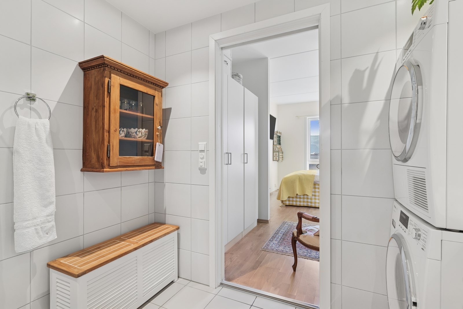 Badet er moderne og funksjonelt med fliser på vegger og gulv, som gir et stilrent og elegant uttrykk. Galleribilde