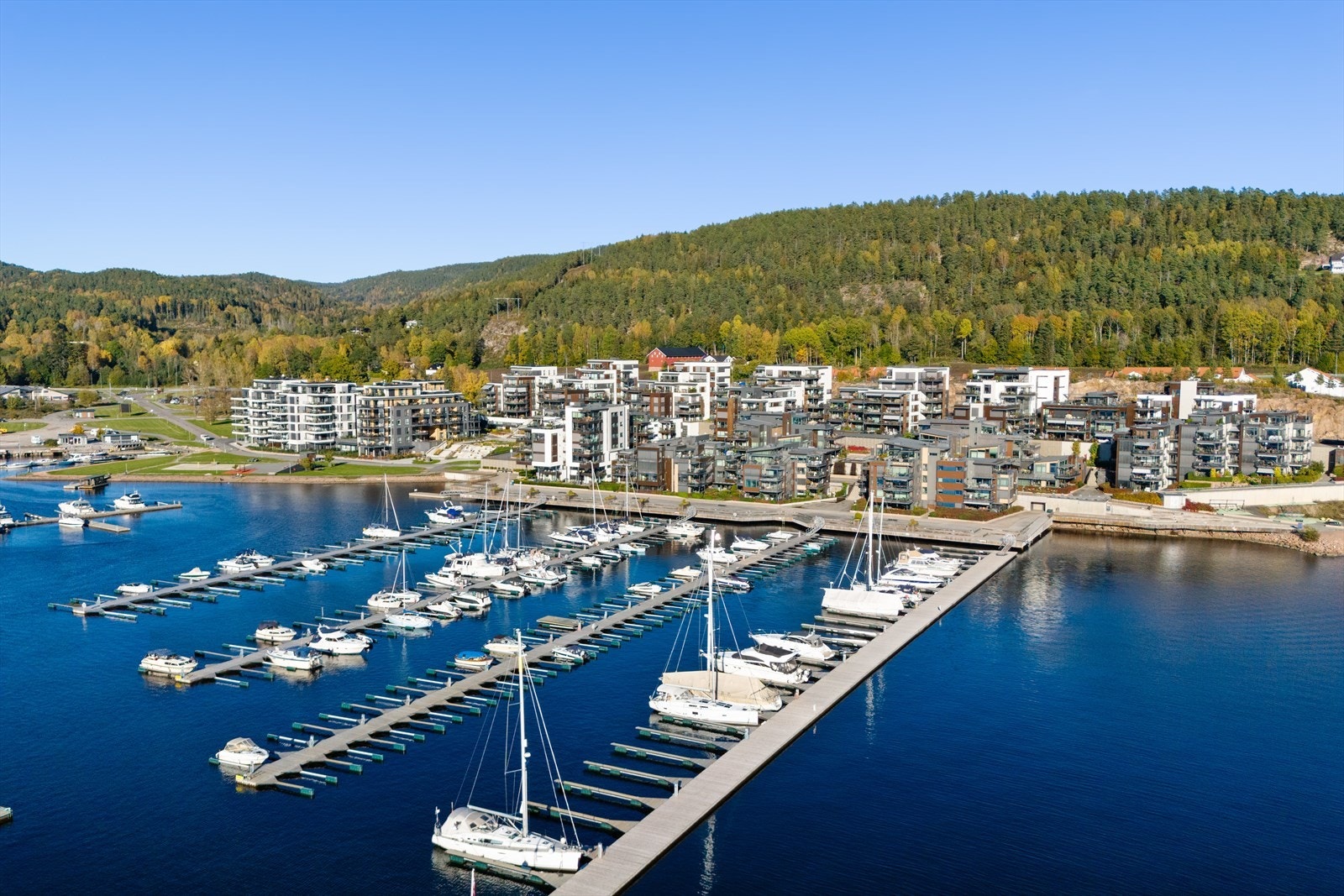 Leiligheten ligger i attraktive Nordre Jarlsberg Brygge med en fantastisk utsikt utover sjø og land. Galleribilde