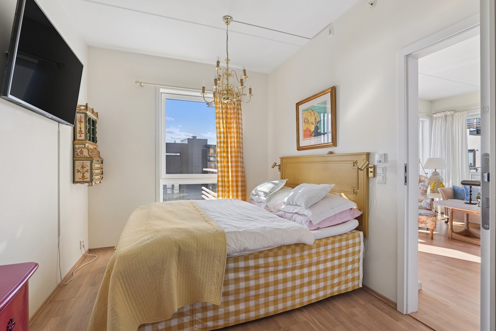 Fra stuen kommer man inn til hovedsoverommet som har direkte tilkomst til walk- in- closet med rikelig plass til oppbevaring, og med videre tilkomst til ett avskjermet baderom. Galleribilde