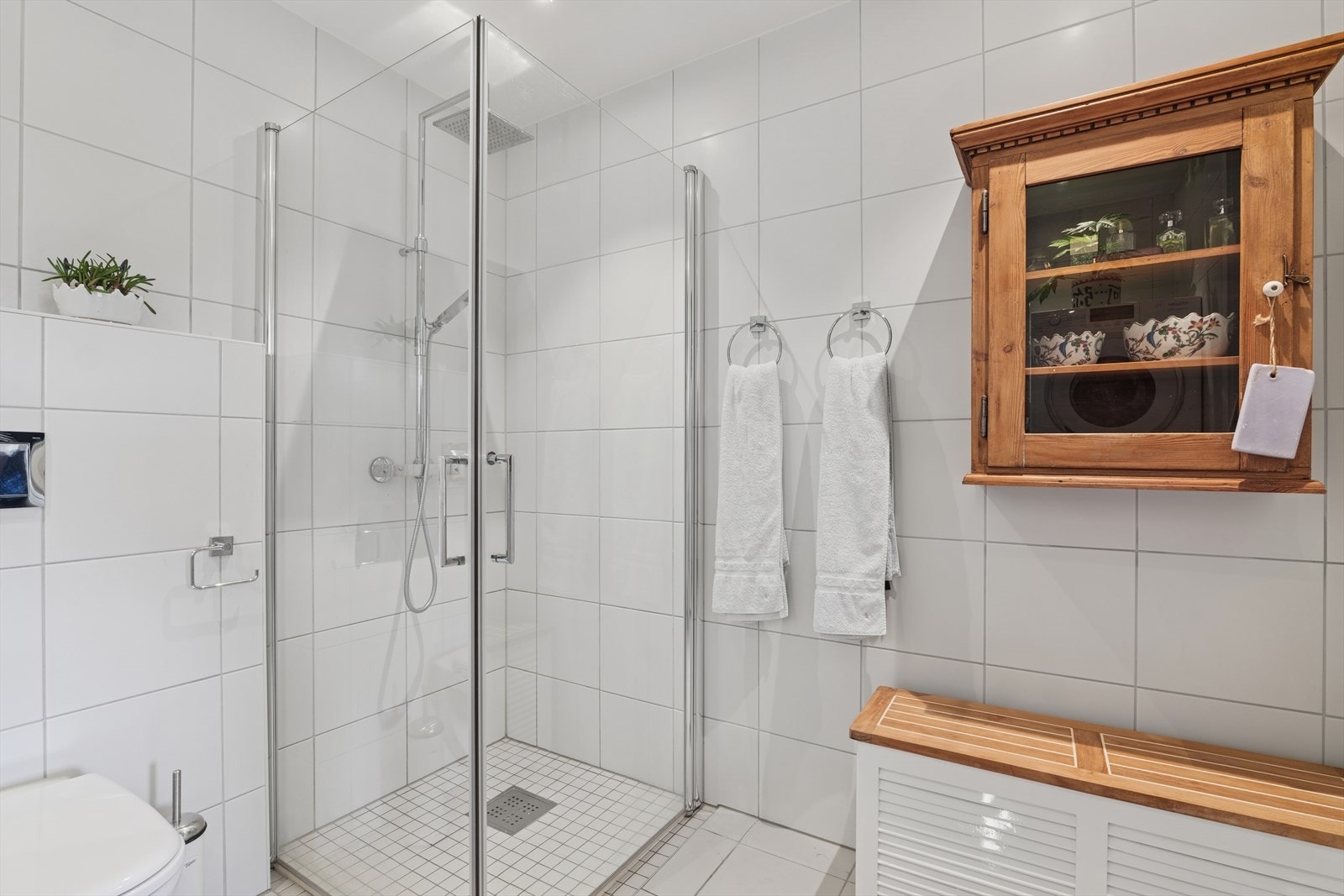 Det er også godt med oppbevaringsplass til håndklær og toalettsaker. Galleribilde