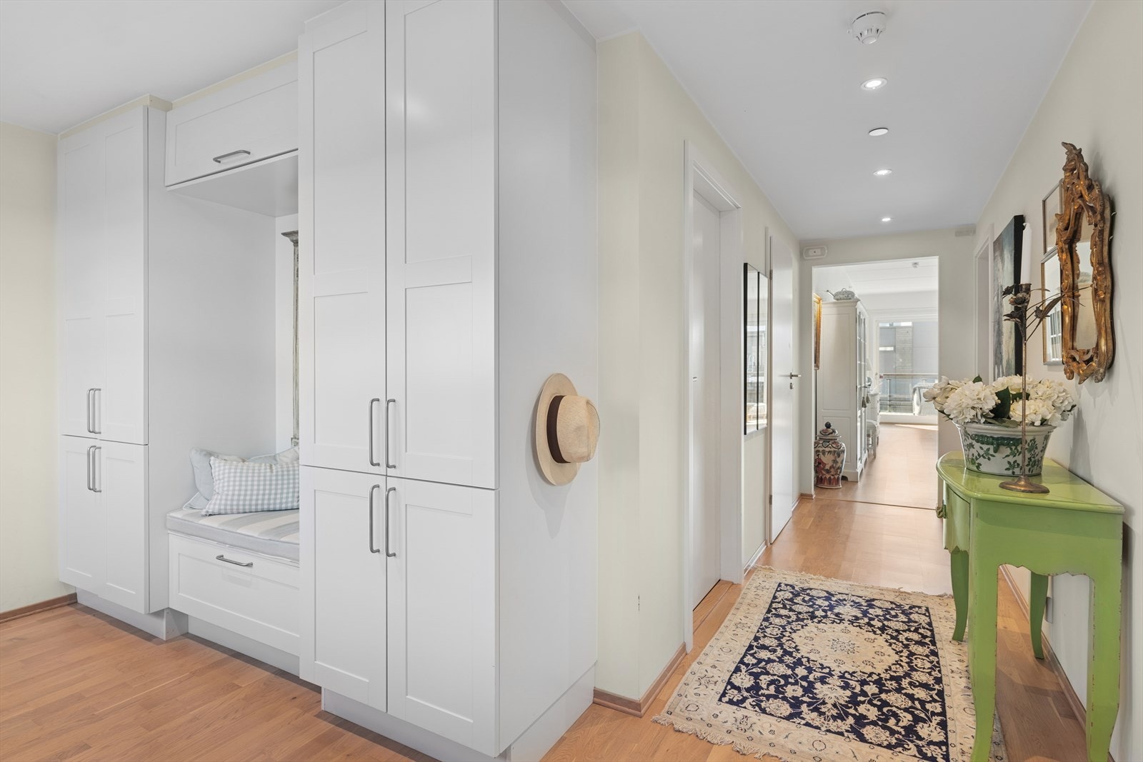 Lyse, nøytrale farger som reflekterer lyset og skaper en følelse av romslighet og åpenhet. Her kan du trygt ønske dine gjester velkommen inn. Galleribilde