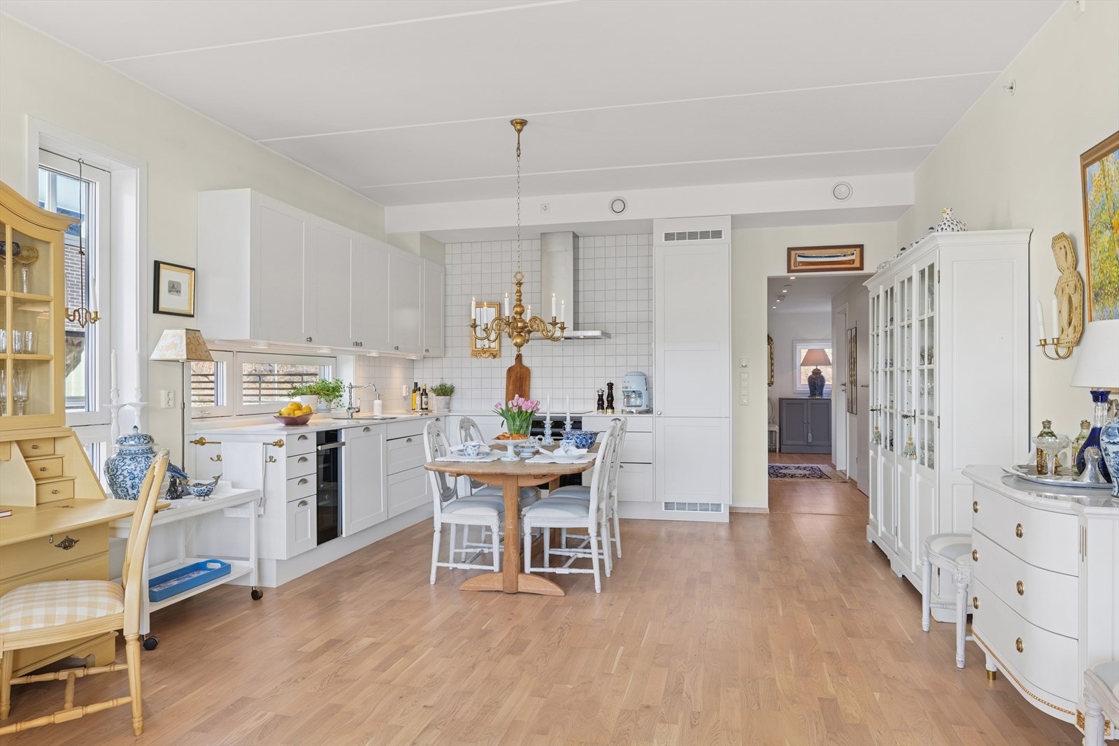 Kjøkkenet er også utstyrt med moderne hvitevarer som gjør matlagingen til en lek. I tillegg er der et vinskap som smykker kjøkkenet. Galleribilde