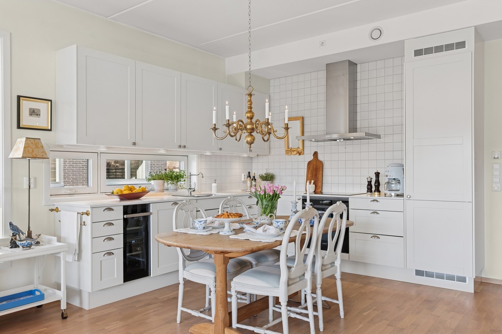 Det er godt med skap- og benkeplass, noe som gjør det enkelt å holde orden og ha alt du trenger innen rekkevidde samtidig med kokkelering. Galleribilde