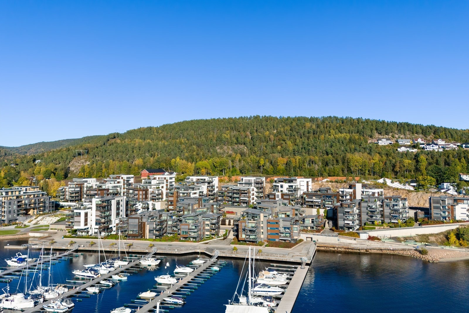 Leiligheten ligger i attraktive Nordre Jarlsberg Brygge med en fantastisk utsikt utover sjø og land. Galleribilde