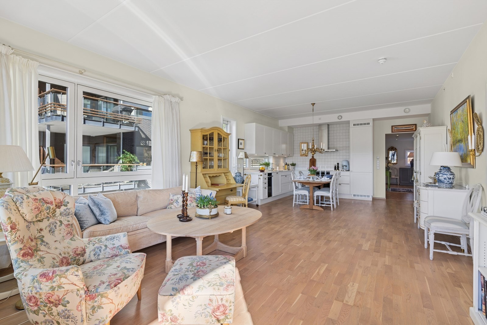 Åpen løsning mot kjøkken gir rom for å undeholde gjester samtidig ved kokkelering. Galleribilde