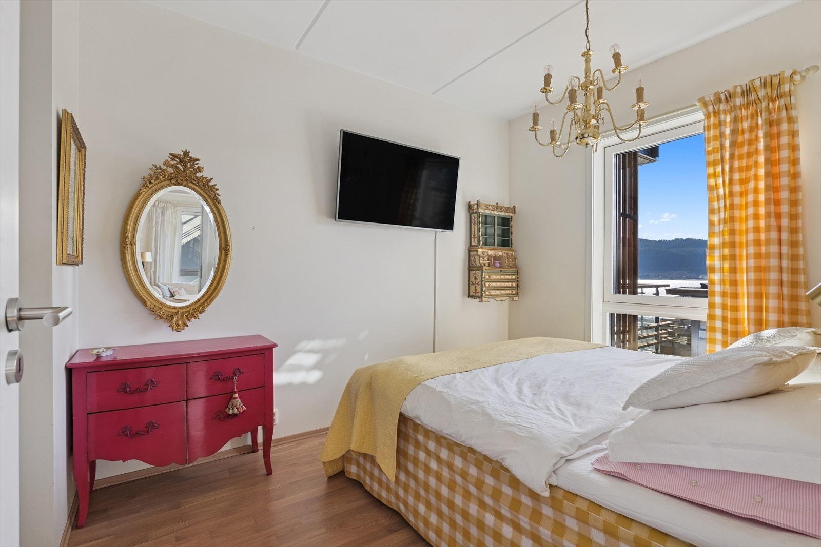 Soverommet er holdt i lyse fine farger og har stort vindu som inviterer lyset og den nydelige utsikten inn. Galleribilde