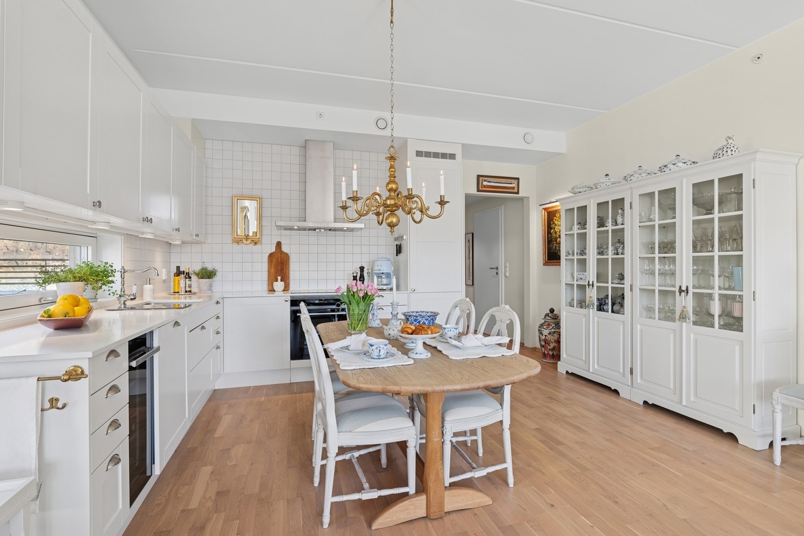 Kjøkkenet er et trivelig sted å tilbringe tid, enten du lager mat eller bare slapper av med en kopp kaffe. Galleribilde