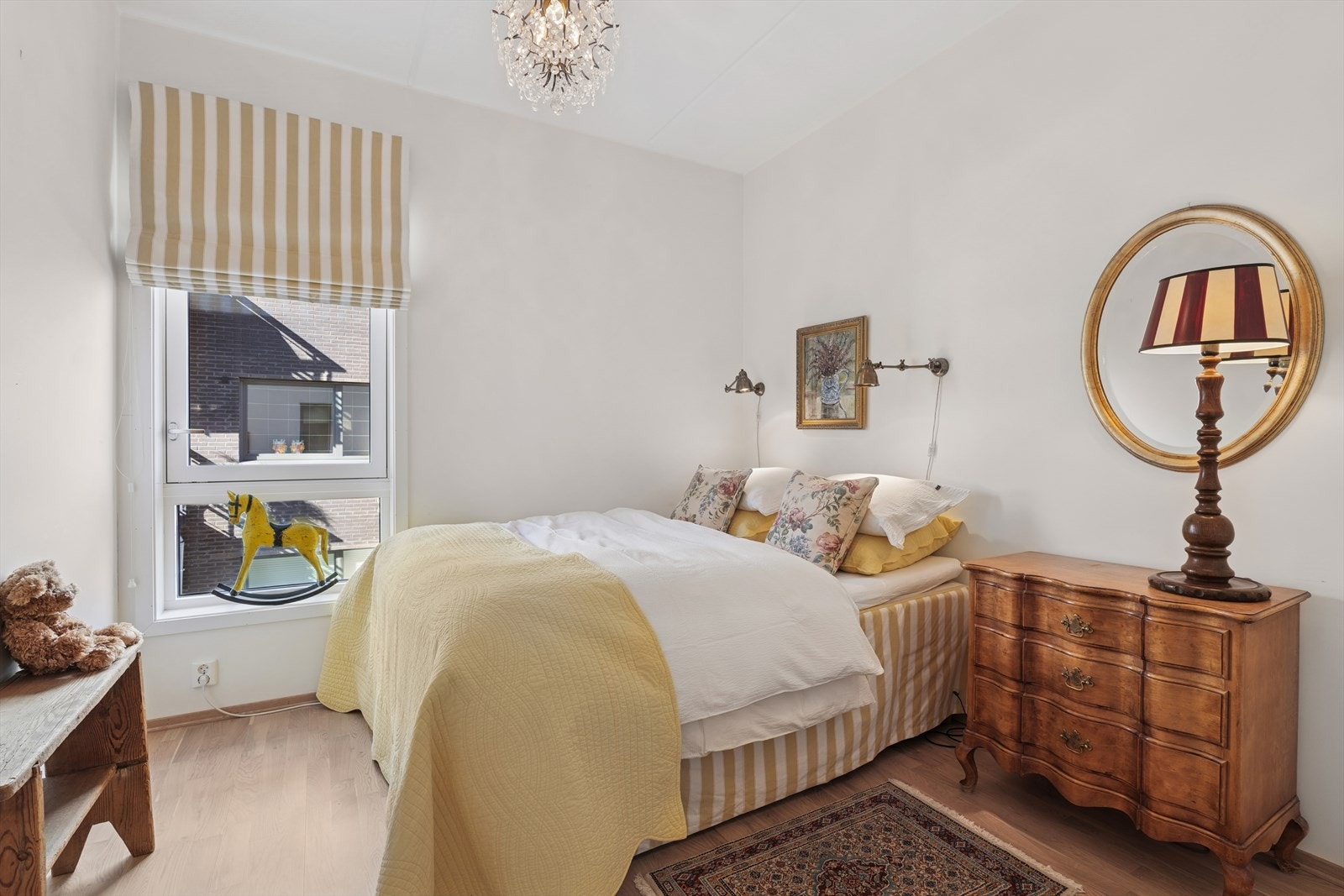 Alle soverommene har store vinduer som slipper inn mye naturlig lys, noe som skaper en lys og trivelig atmosfære. Galleribilde