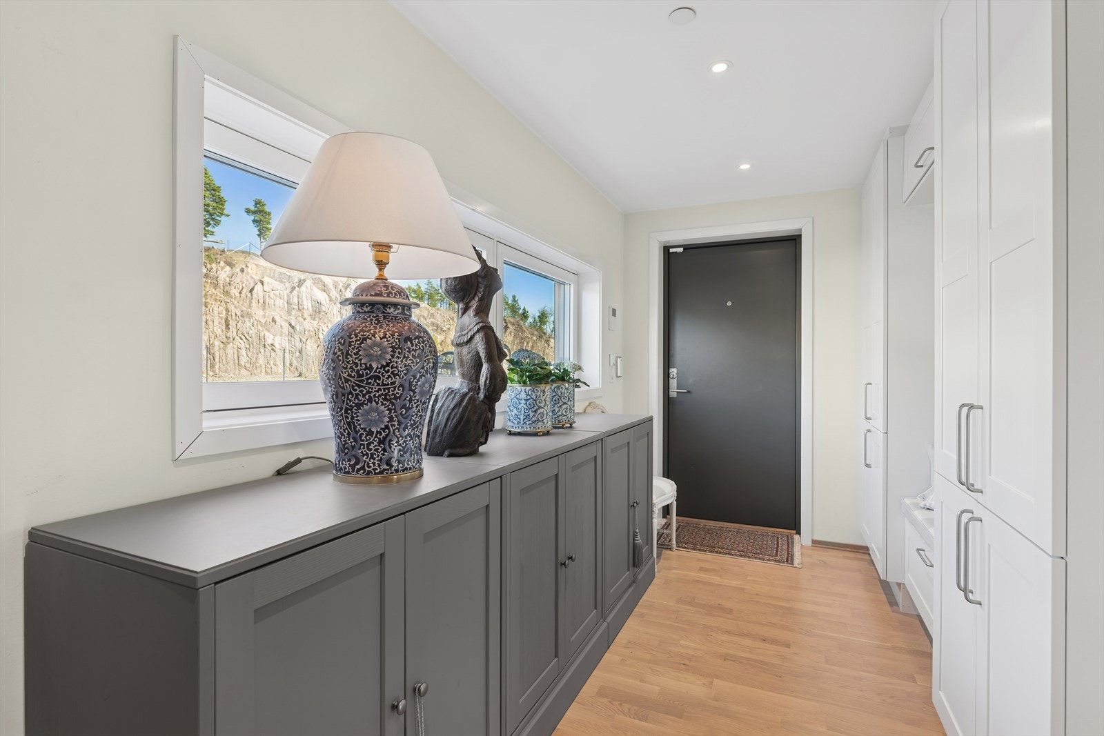 Velkommen inn! En meget romslig, lys og innbydende entré som gir et flott førsteinntrykk av leiligheten. Galleribilde