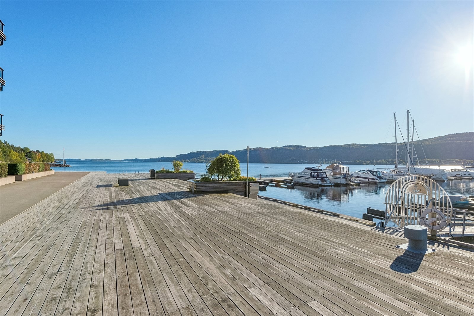 Meget pent opparbeidet fellesarealer ved sjøkanten. Galleribilde