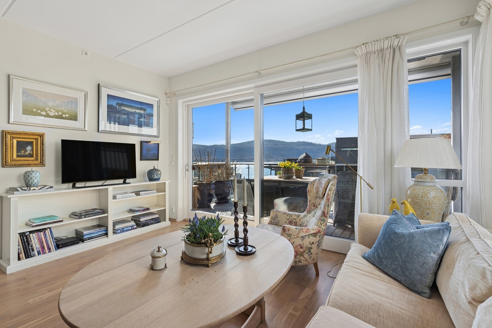 Lys og pen stue med gode utsiktsforhold. Galleribilde