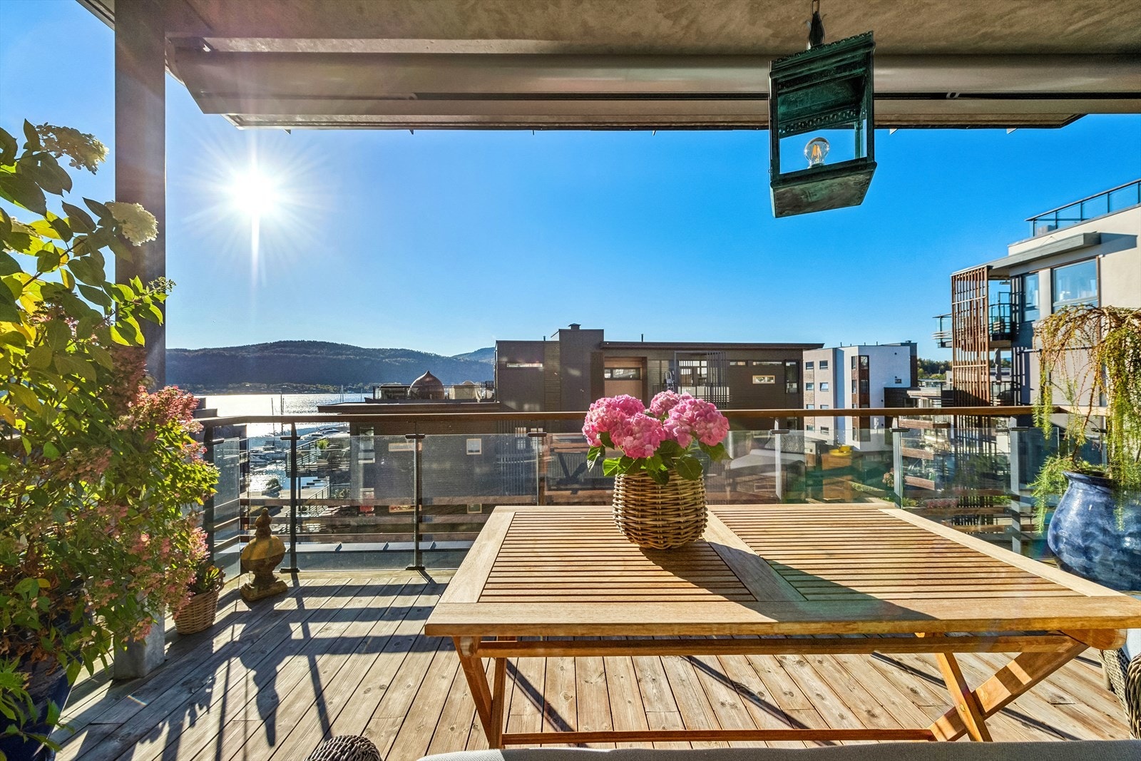 Romslig veranda med god plass til møblering. Galleribilde