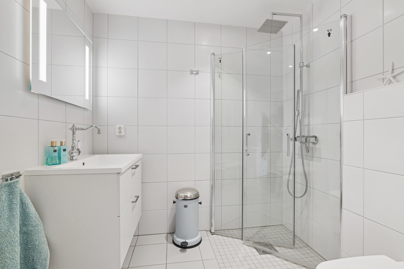 Badet er utstyrt med innredning med servant, vegghengt wc og dusj med vegger. Galleribilde