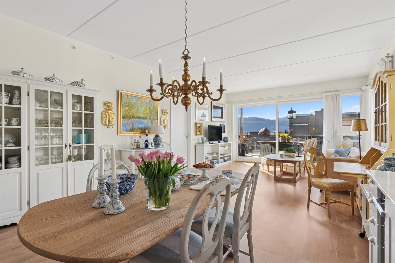 Stuen er et lyst og luftig rom som innbyr til både avslapning og sosialt samvær. Galleribilde