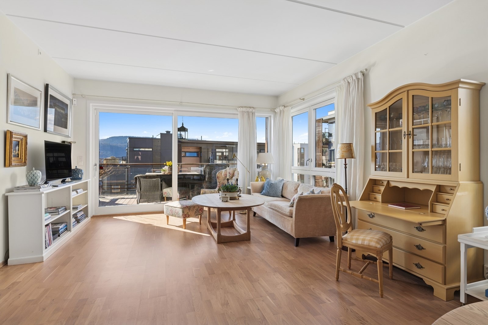 De store vindusflatene inviterer lyset og naturen inn og skaper en hyggelig atmosfære. Galleribilde