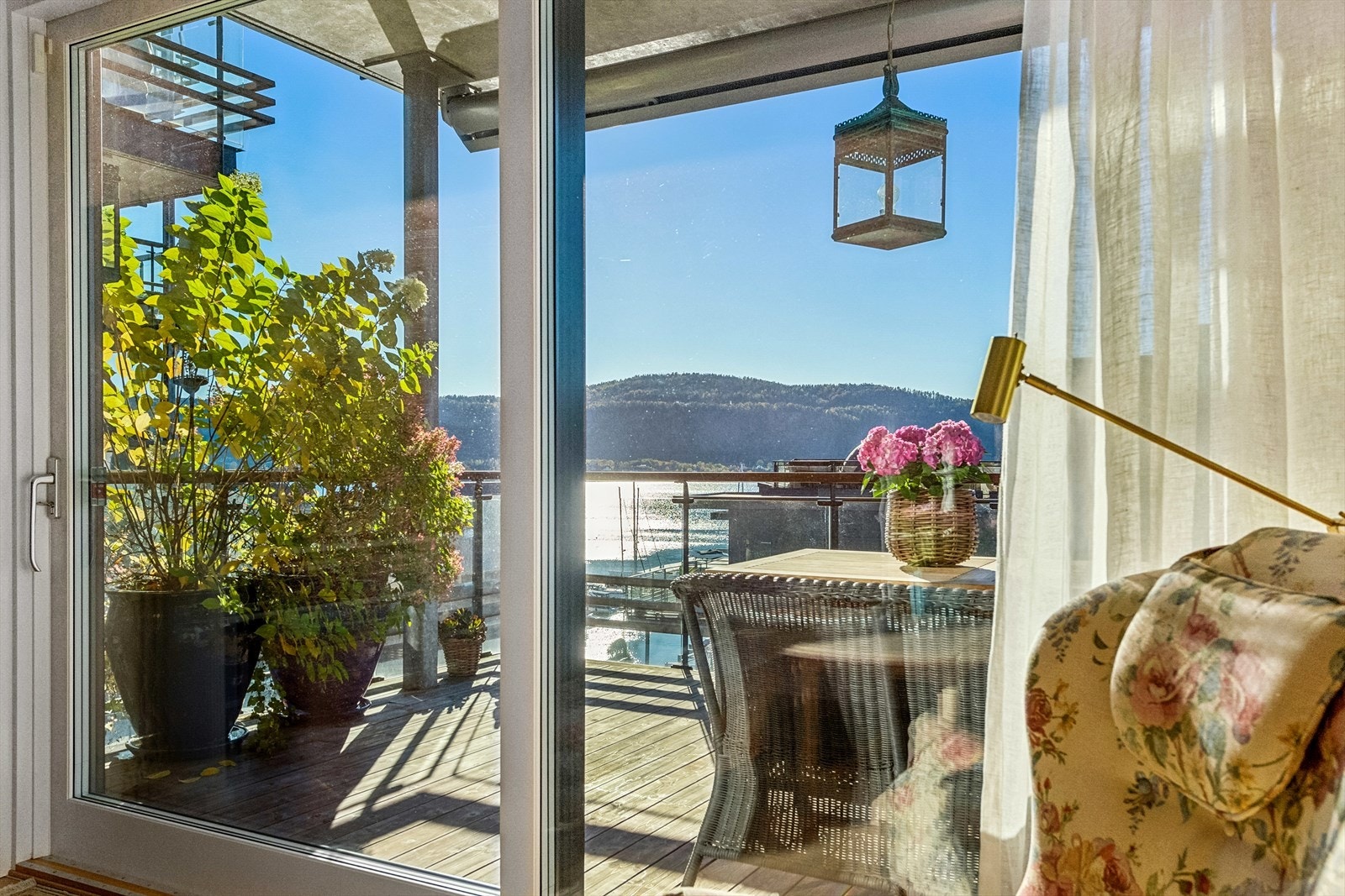 Fra stuen er det utgang til en romslig veranda på 15 kvm, hvor du kan nyte frisk luft og den fantastiske utsikten utover fjorden og områdene rundt. Galleribilde