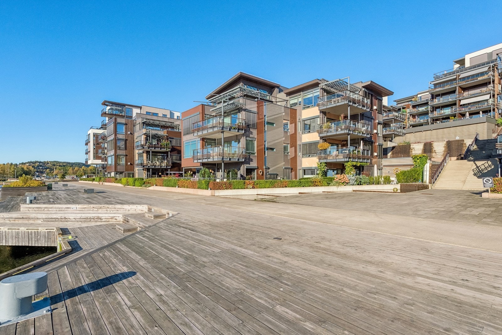 Leiligheten har en meget attraktiv og sjønær beliggenhet i et rolig og moderne boligområde med gode solforhold på Nordre jarlsberg Brygge i Sande. Galleribilde
